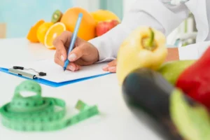 La nutrición juega un papel clave en el manejo de la Enfermedad Inflamatoria Intestinal (EII). Con dietas personalizadas y apoyo especializado, podemos mejorar la calidad de vida de los pacientes.